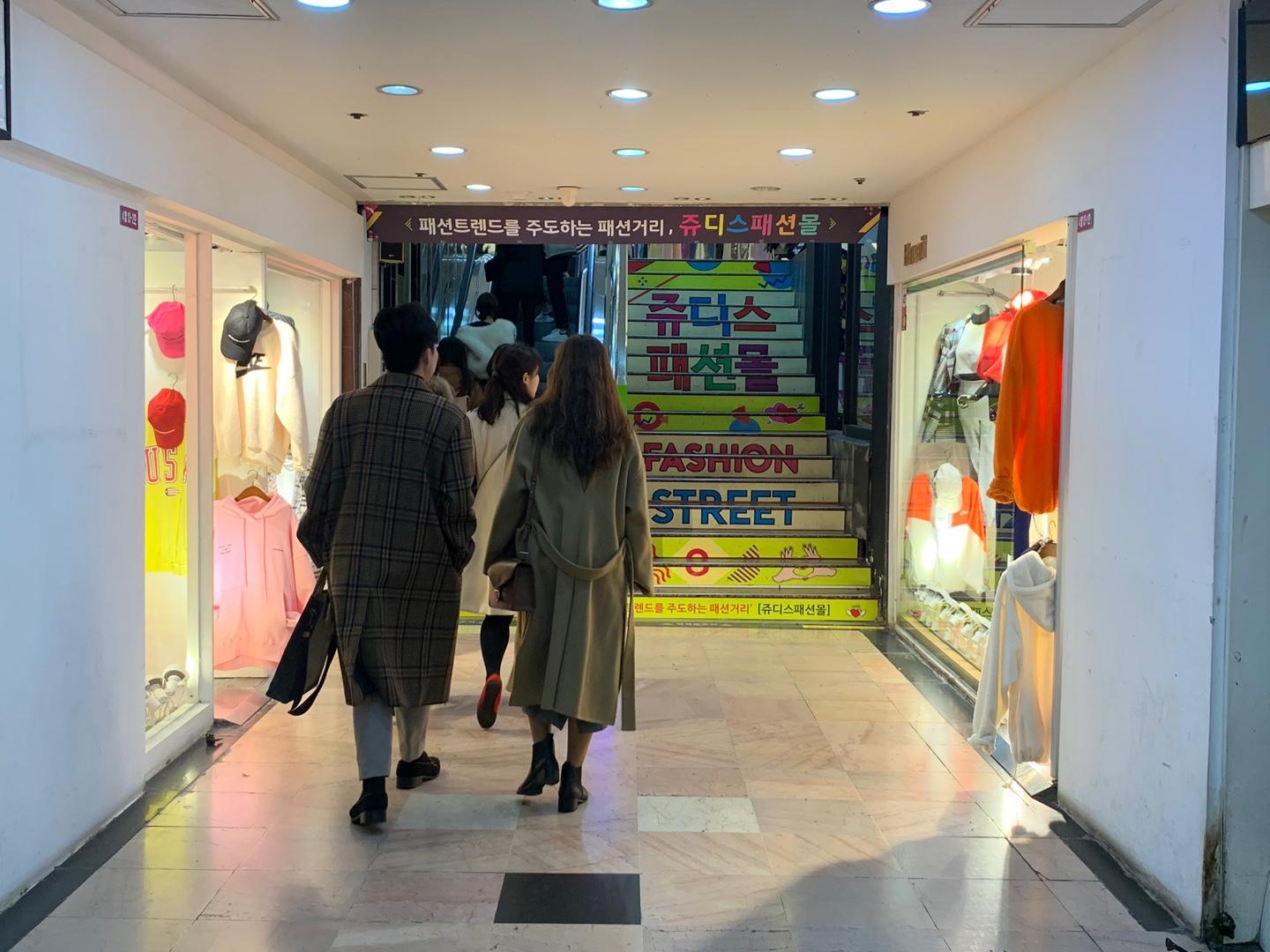 韩国釜山西面地下街的时尚品牌店，吸引众多顾客购物。